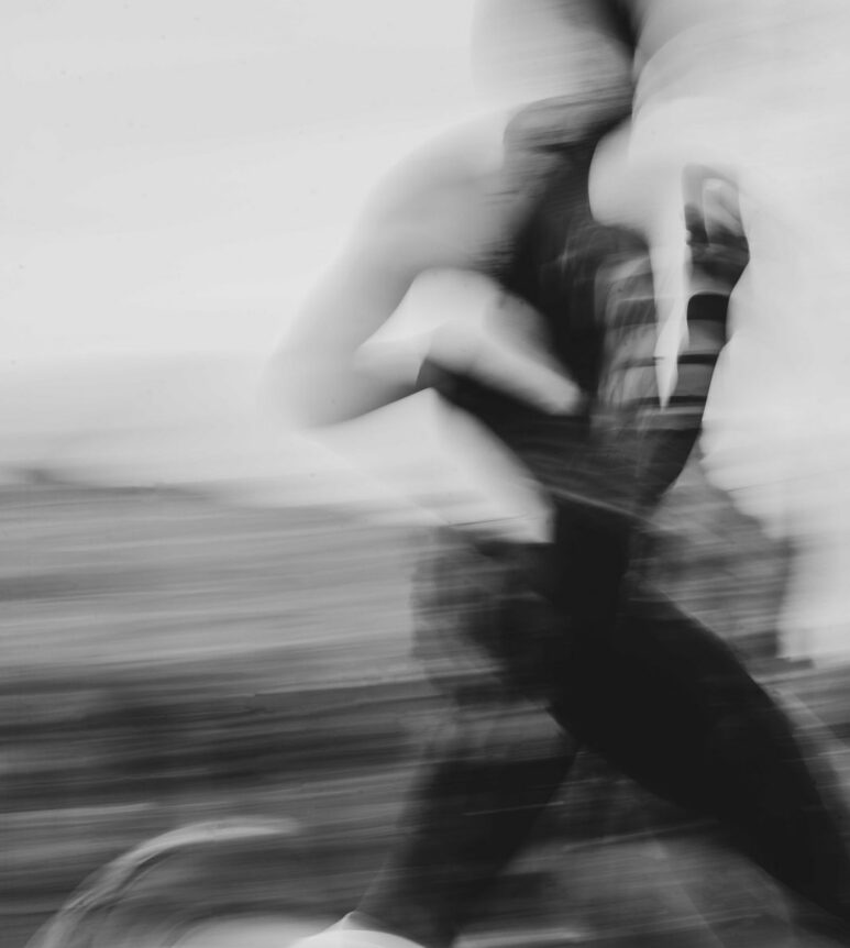 Coureurs en pleine foulée, photographie en noir et blanc