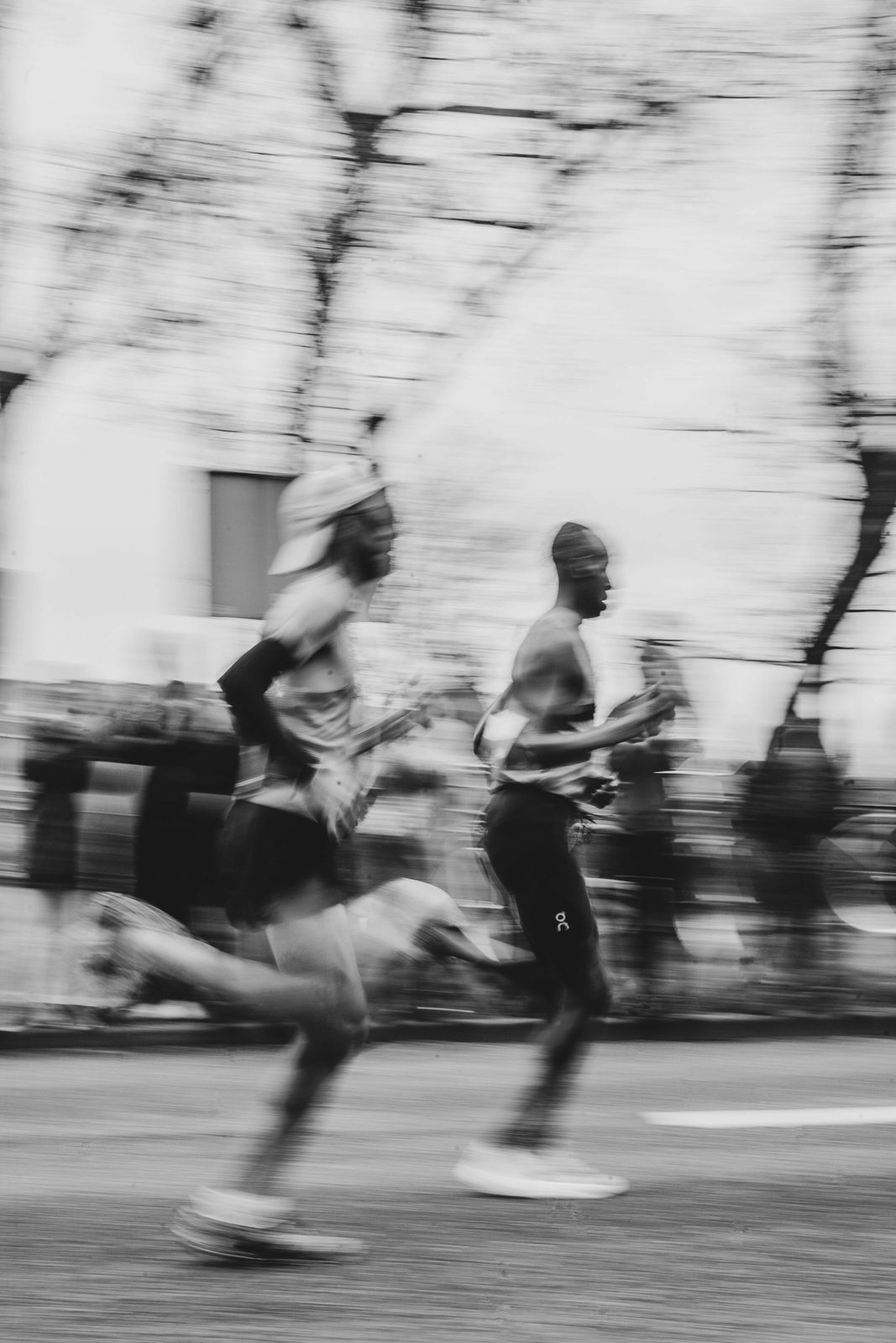 Coureurs traversant la ville, photographie en noir et blanc