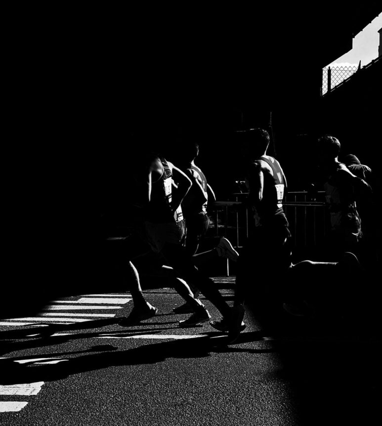 Groupe de coureurs au départ, photographie en noir et blanc