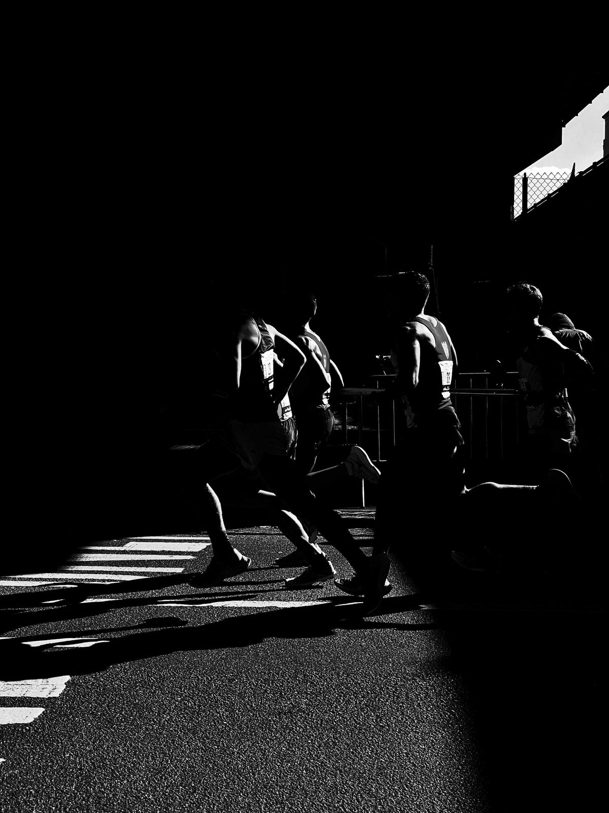 Groupe de coureurs au départ, photographie en noir et blanc