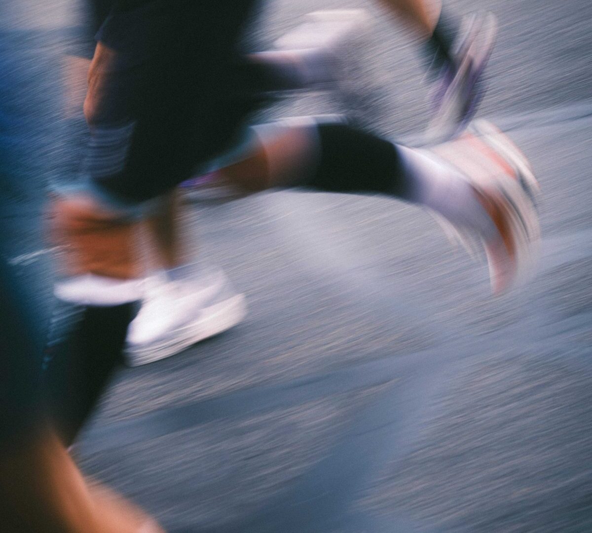 Coureur sur le parcours de l'ASICS Marathon de Paris
