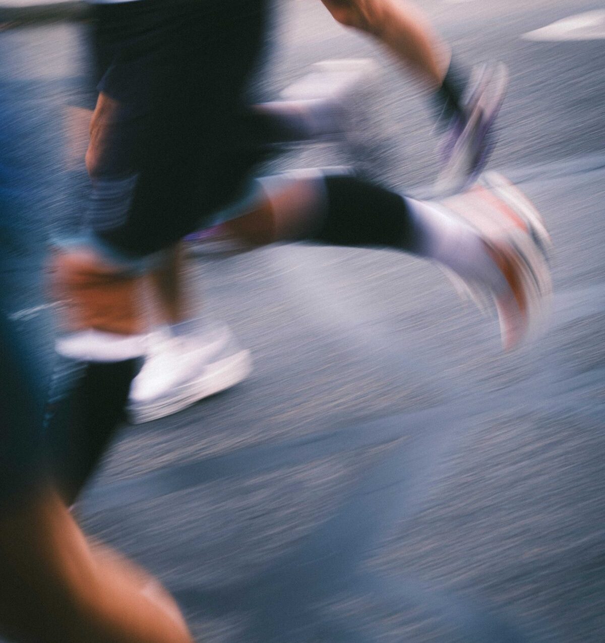 Cadence Running United - Coureur sur le parcours de l'ASICS Marathon de Paris
